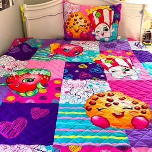 Shopkins twin quilt with pillow case.